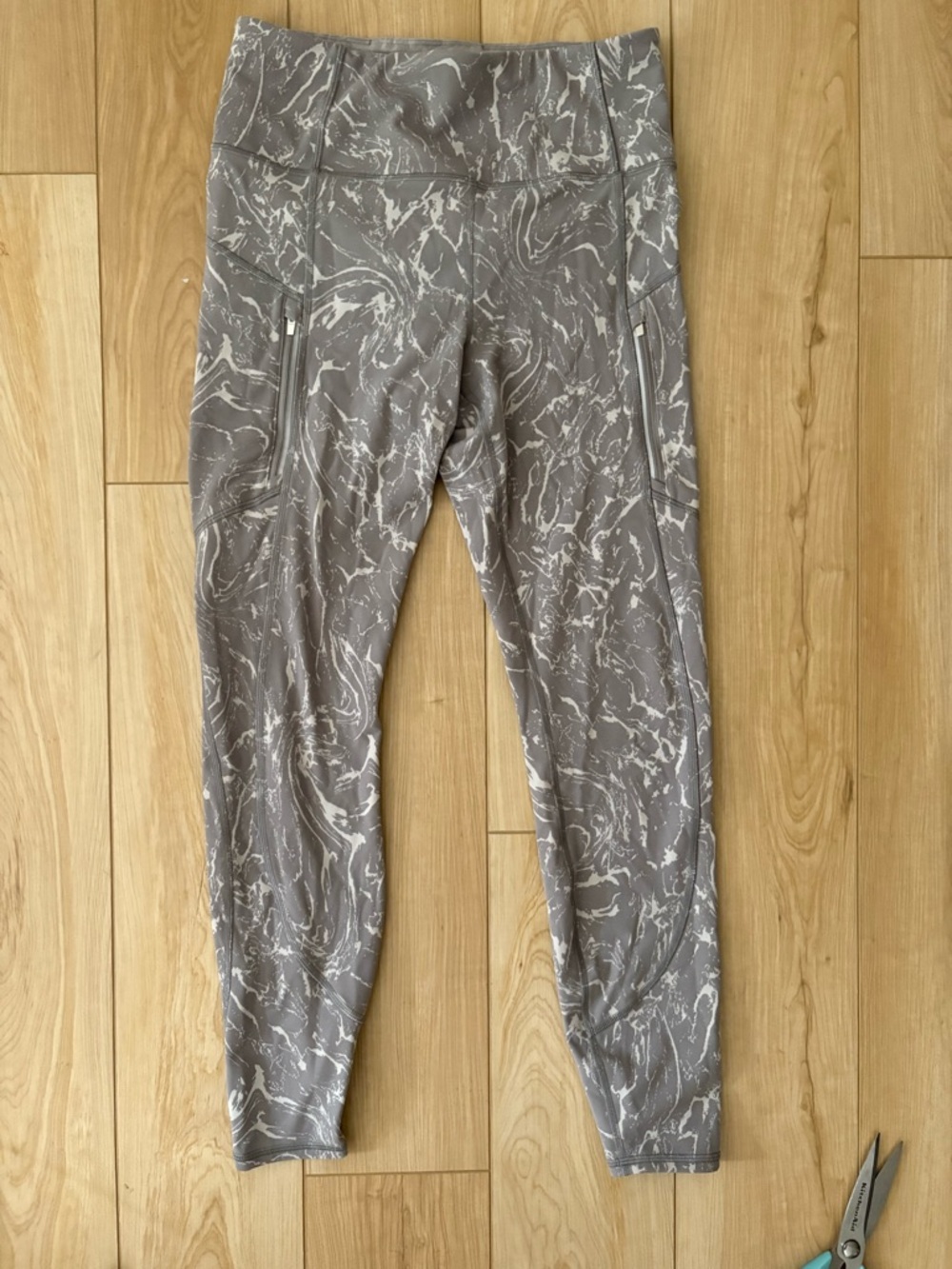 Athleta Rainier Textured Marbled Performance Leggings Gray White EUC